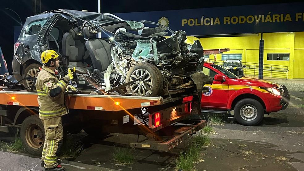 Carro das vtimas ficou completamente destrudo no impacto Foto Corpo de BombeirosDivulgao
