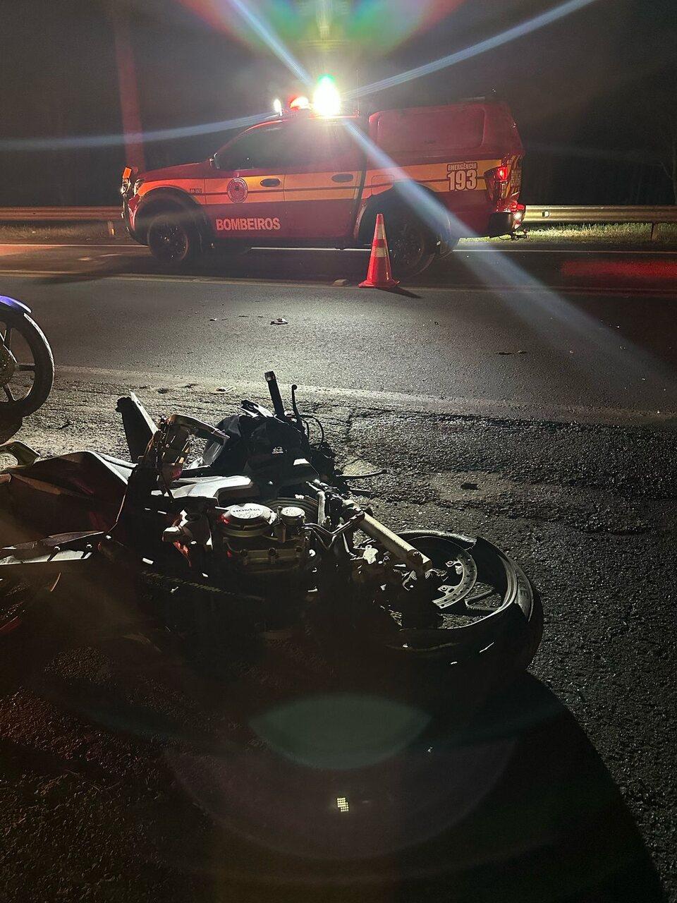 Coliso entre motocicleta e caminho resulta na morte de um jovem na BR-116 Foto 2BBM