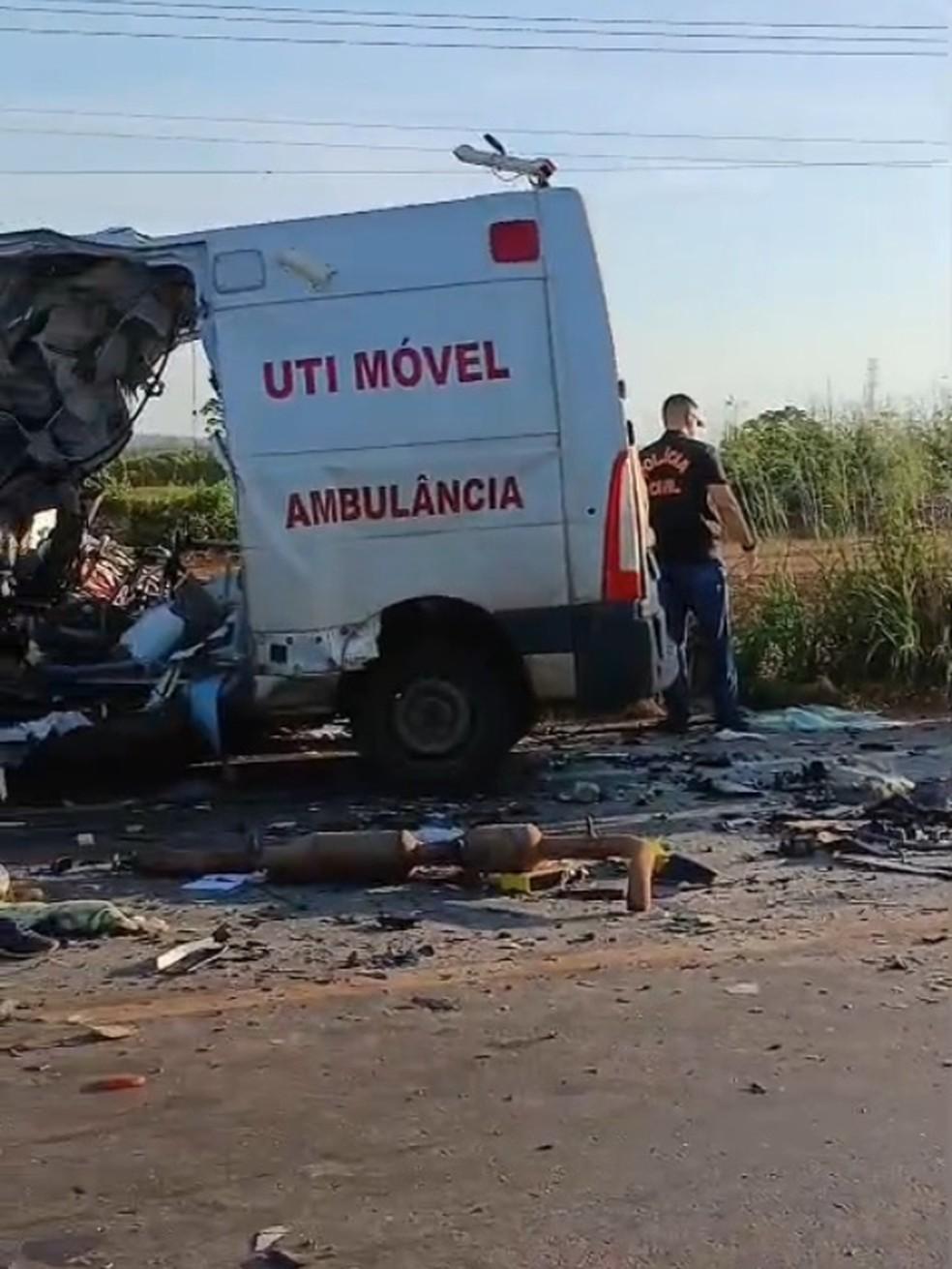 Ambulncia em acidente na BR-364 Foto Reproduo Redes Sociais