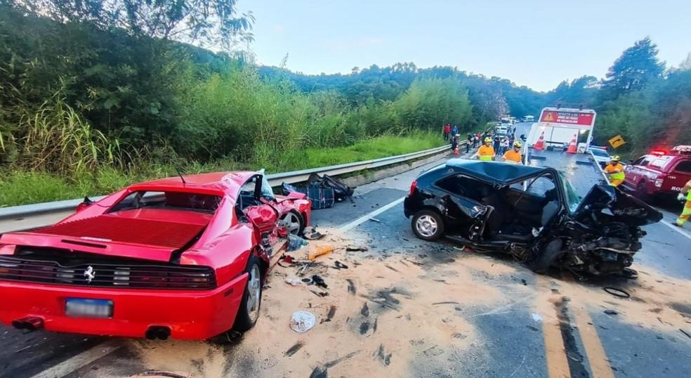 Acidente envolvendo Ferrari deixou uma pessoa gravemente ferida em rodovia de Piedade SP Foto Reproduo