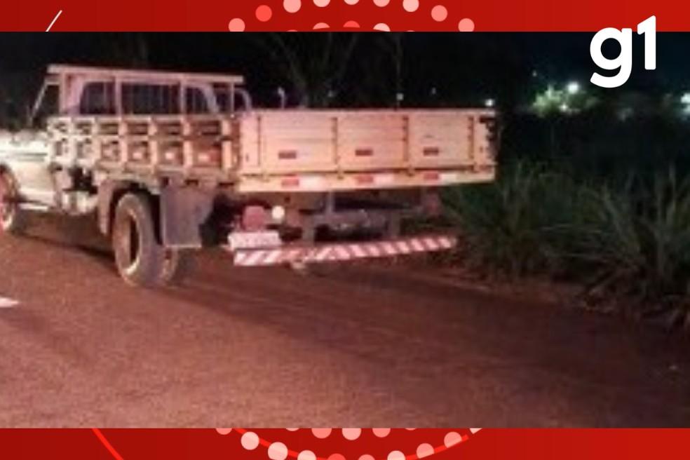 Mulher morre ao bater cabea em asfalto aps cair da carroceria de caminhonete em MT Foto Reproduo