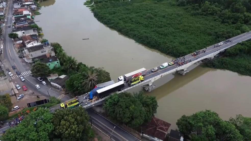 Acidente entre trs carretas carro e caminho deixa morto e feridos na BR-101 em So Mateus Esprito Santo Foto ReproduoTV Gazeta