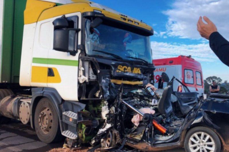 O motorista do carro morreu no grave acidente na manh desta tera-feira 6