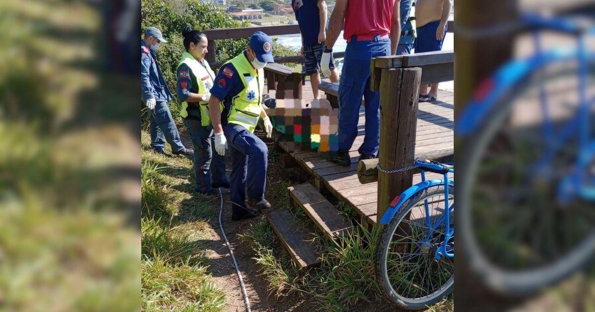 Bombeiros resgatam corpo na Praia dos Amores em Imbituba