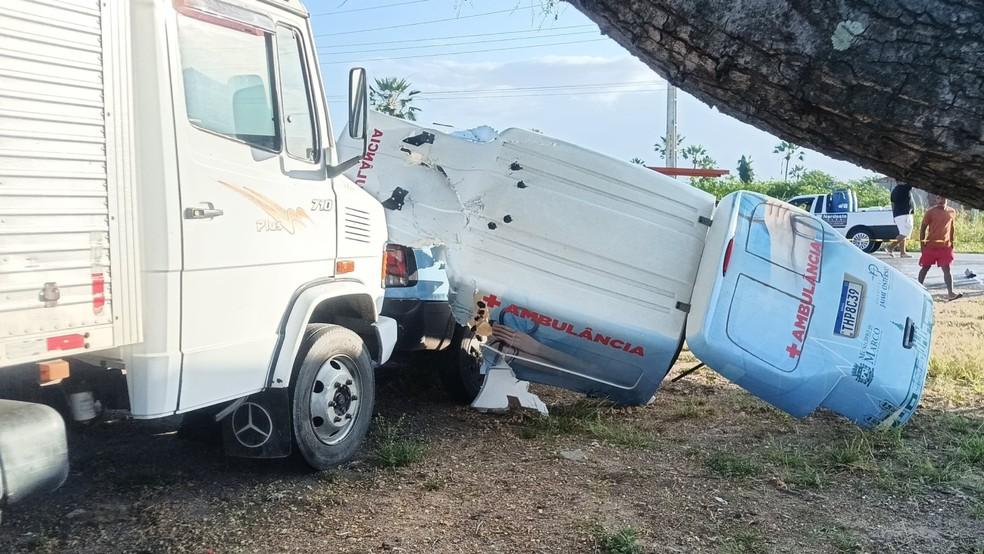Quatro morrem em coliso entre caminho e ambulncia da cidade de Marco no Cear Foto Reproduo