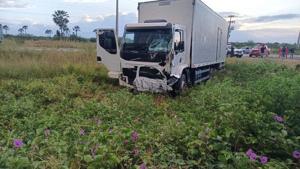 Caminho saiu da pista aps bater em ambulncia Foto Reproduo