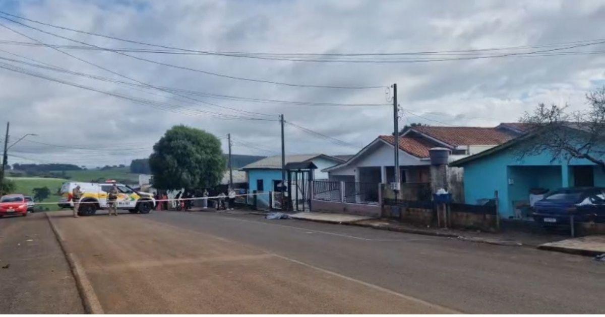 Imagem d e uma rua cercada e bloqueada pela polcia para fazer referncia ao local em que on crime de assassinado ocorreu