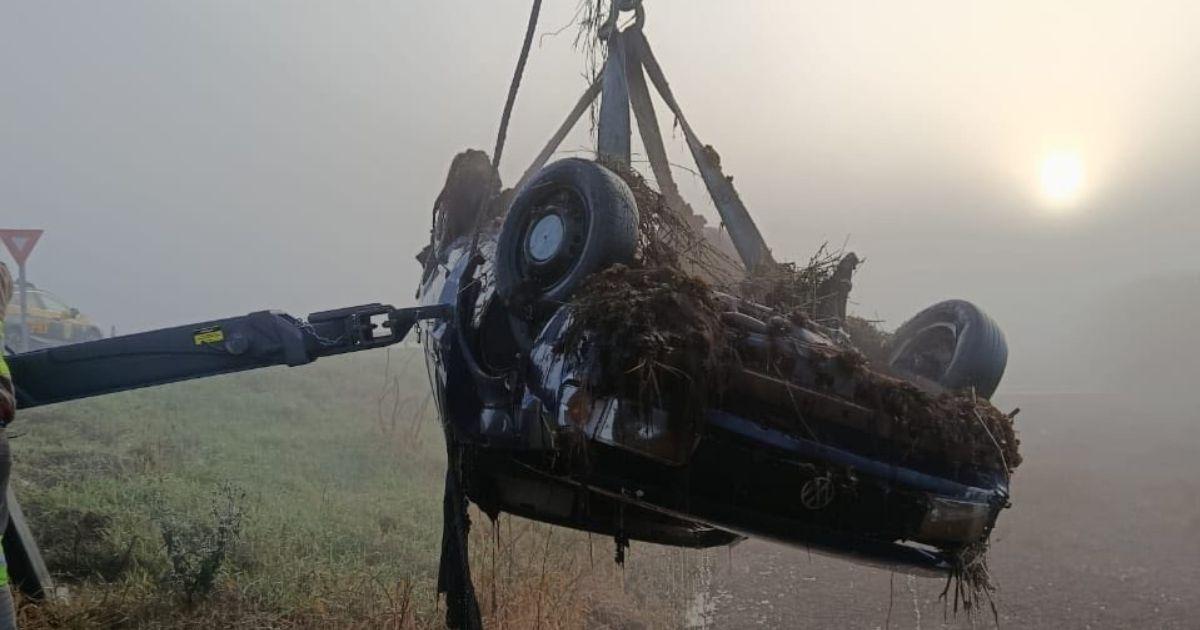 Tragdia em SC carro submergiu em lago aps capotamento na BR-101
