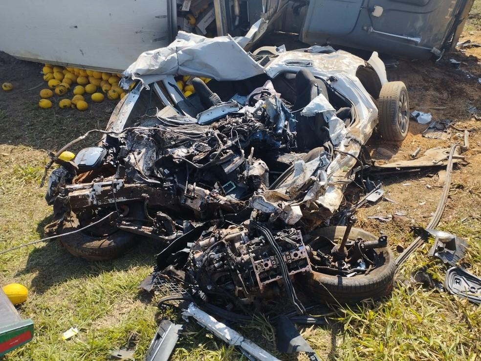 Carro esmagado por carreta em acidente no km 748 da BR 116 em Leopoldina Foto Concessionria Ecovias Rio MinasDivulgao