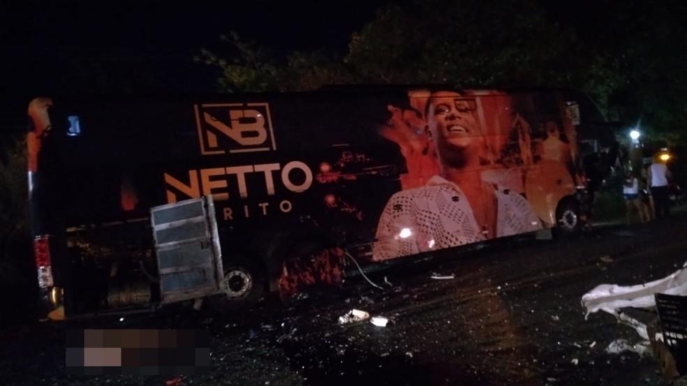 Trs pessoas morrem aps batida entre nibus que levava banda do cantor Netto Brito e carro na Bahia Foto ReproduoRedes Sociais