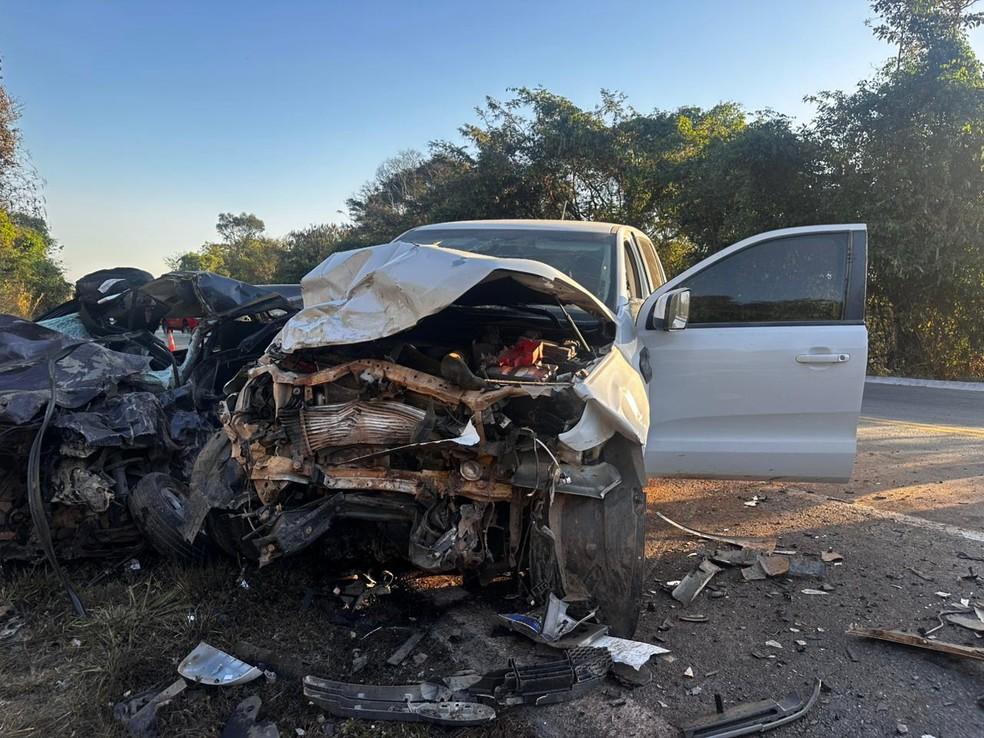 Image: https://brnoticia.com/wp-content/uploads/2025/08/postiimg-68adbce84e7d14873.jpeg Carro e caminhonete ficaram destrudos aps coliso frontal na BR-494 Foto PMRvDivulgao
