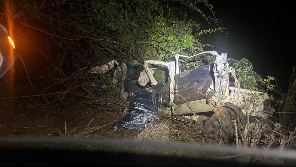 Carro do engenheiro agrnomo bateu em uma rvore na GO-239 Foto DivulgaoPolcia Militar