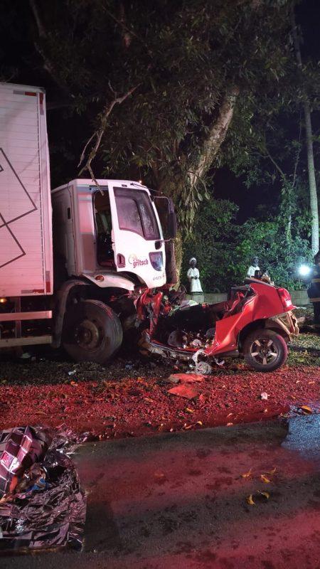 Grave acidente deixa trs mortos aps coliso entre carro e caminho na BR-470 - ReproduoGuinchos MarquinhosND Mais